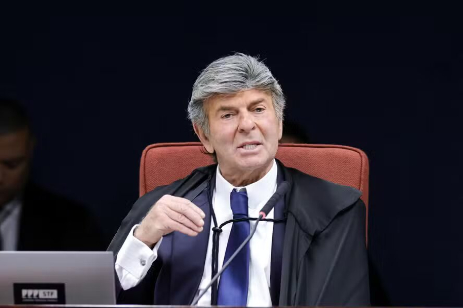 Luiz Fux encerra voto após 13h30 em julgamento de Bolsonaro