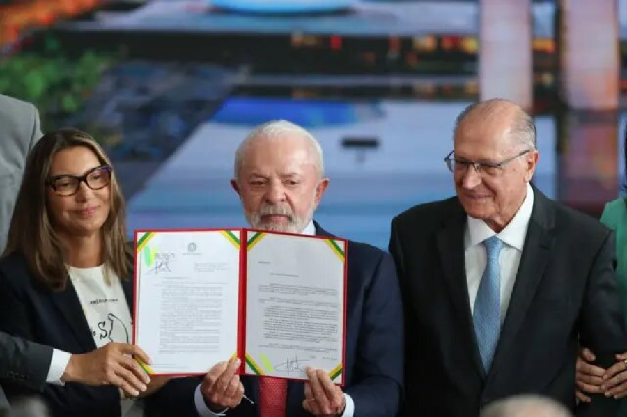 Presidente Lula barra projeto que reduziria penas de condenados do 8 de Janeiro